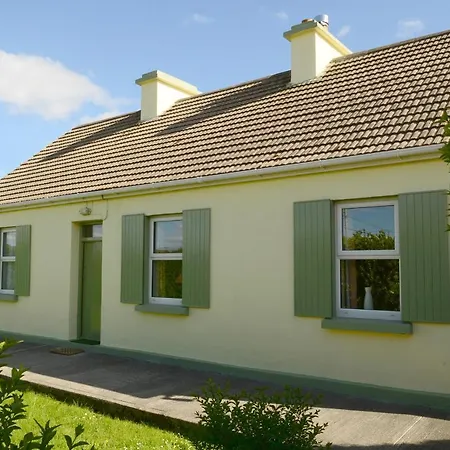 4-bed In Co Galway 5 Minutes From Beach Holiday home *